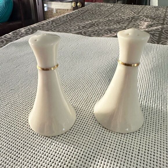Lenox‎ Miramar Salt Pepper Shakers Porcelain 24 Karat Gold Classic Vintage - Picture 1 of 6